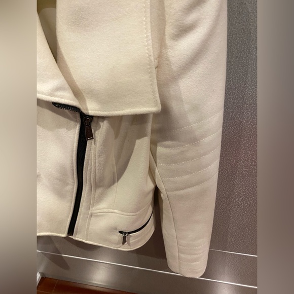 DKNY cream jacket size 8. This jacket has been worn but In excellent condition. - Picture 5 of 6